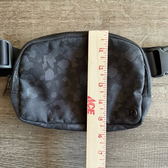 lululemon Everywhere Belt Bag - Fragment Camo Jacquard Black Deep Coal - Picture 4 of 8